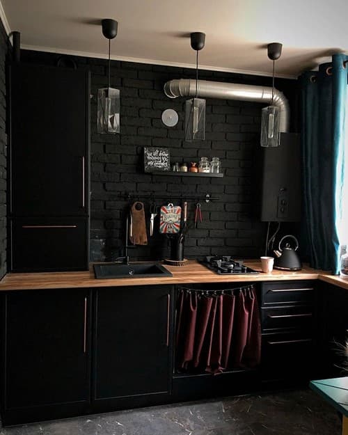 Kitchen in Black in a Modern Interior : Do You Need It?